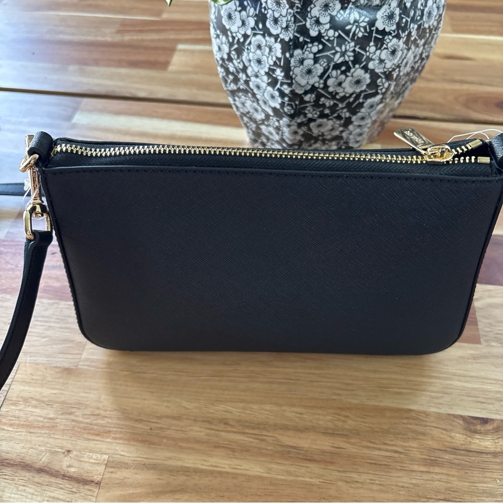 Michael Kors Black and Gold Crossbody Bag with Sleek Design - Picture 2 of 7